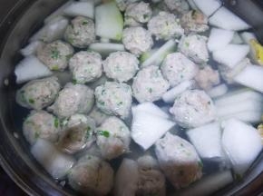 煮至冬瓜透明，放盐，胡椒粉，香油调味。
