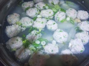 最后撒上葱花。