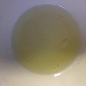 接着打发蛋白 装蛋白的盆同样要无油无水 滴入柠檬汁 烤箱预热