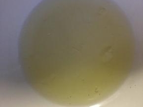 接着打发蛋白 装蛋白的盆同样要无油无水 滴入柠檬汁 烤箱预热