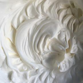 接着打发奶油 装入裱花袋