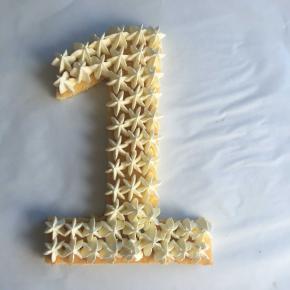 先在一个数字上挤好奶油