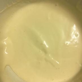 翻拌均匀后装入烤盘 用刮刀刮平 震出气泡 入烤箱 上下管170度25分钟