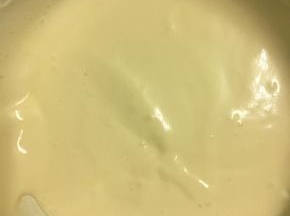 翻拌均匀后装入烤盘 用刮刀刮平 震出气泡 入烤箱 上下管170度25分钟