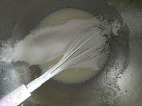 筛入低筋面粉，呈