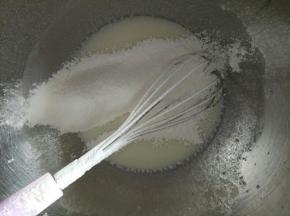 筛入低筋面粉，呈