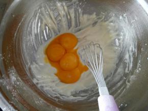 分离蛋清蛋黄，蛋黄倒入搅拌好的面糊中，呈