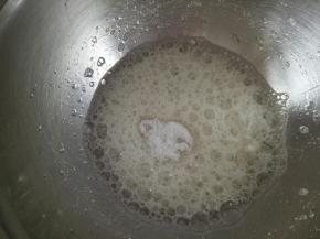 蛋清用电动打蛋器打成鱼眼泡后滴几滴白醋，白砂糖分3次加入
烤箱预热150度