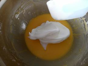 将打好的蛋清取1/3倒入蛋黄糊中，翻拌均匀