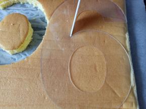 将法焙客数字模具放到蛋糕胚上，拿一把锋利的小刀沿模具边缘切割