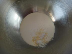 淡奶油加糖开始打发