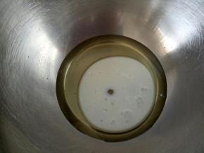 我习惯使用后蛋法，先将玉米油和牛奶倒入盆中