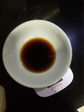 乘蒸鱼的功夫我们开始调酱汁，拿一口小碗倒入2克左右盐，10克左右的酱油，25克左右的开水，加入开水是为了让盐可以融化