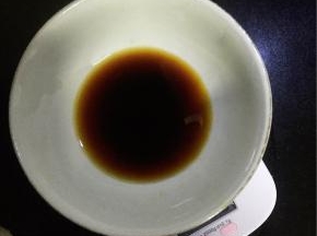 乘蒸鱼的功夫我们开始调酱汁，拿一口小碗倒入2克左右盐，10克左右的酱油，25克左右的开水，加入开水是为了让盐可以融化