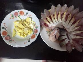 把生姜切成丝，大蒜切成小颗粒还有葱白