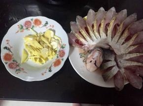 把生姜切成丝，大蒜切成小颗粒还有葱白