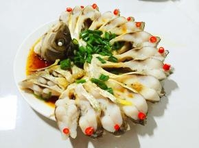 最后一步拿一个新鲜的小辣椒切成小段，摆在开屏的尾部点赞一下