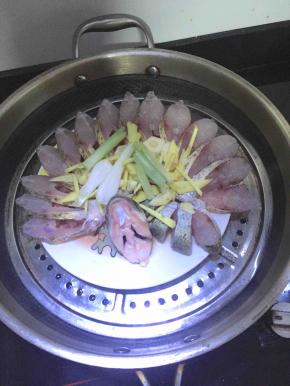 放入腌制好的鱼，盖上锅盖蒸10分钟左右