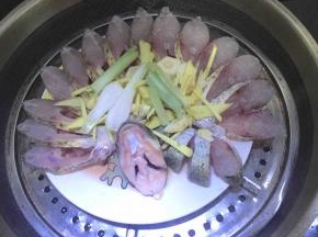 放入腌制好的鱼，盖上锅盖蒸10分钟左右