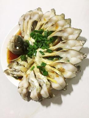 把热油淋在葱花上，葱的香味就出来了