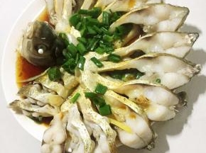 把热油淋在葱花上，葱的香味就出来了