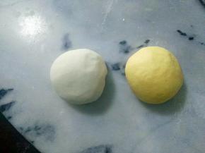 将材料1和成白面团，材料2和成黄面团。一发做法。