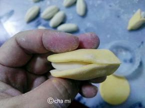 两个瓣合在一块，中间包入白面团。