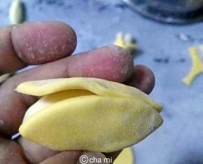 然后捏合它，捏一半就好了。