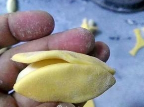 然后捏合它，捏一半就好了。
