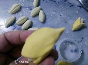 第三瓣也是这么捏紧，都是捏一半。捏紧的那一头搓出一个小尖头，做为底部。