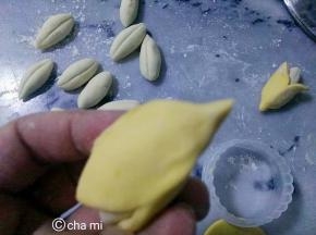 第三瓣也是这么捏紧，都是捏一半。捏紧的那一头搓出一个小尖头，做为底部。