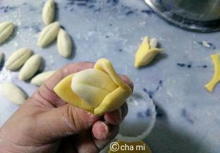 稍微弯一弯南瓜瓣，做出像撕开香蕉的状态。