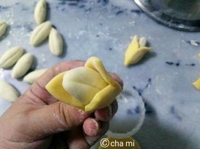 稍微弯一弯南瓜瓣，做出像撕开香蕉的状态。