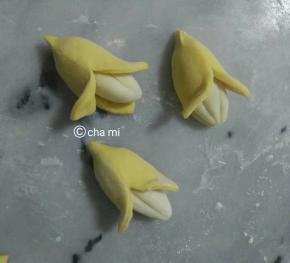 来张正面图，整好形后，夏天室温发酵半小时，冬天烤箱30度发酵半小时。蒸十分钟。