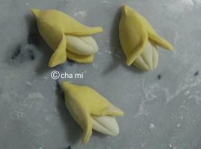 来张正面图，整好形后，夏天室温发酵半小时，冬天烤箱30度发酵半小时。蒸十分钟。