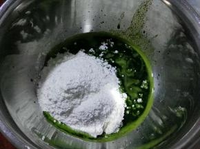 菠菜汁加面粉，酵母粉，糖，揉成团。 