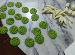 说一下白菜的组合吧，为了方便快捷，一个白菜包括中间的白面团和三个包在外面的叶子。
7个圆柱形（白面）
21个尖头形（白面）
21个叶形（菠菜面）
