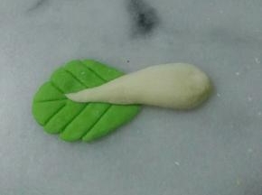 白面搓成一头尖的水滴形。抹水沾在叶子上。