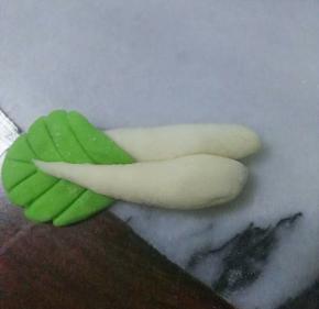 这边要特别说明一下，包住圆柱形，圆柱形要突出一点，当做是菜蒂哦，看图就明白了哈。
