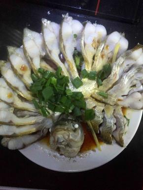 切一点葱花放在鱼身上，淋上自己调的酱汁