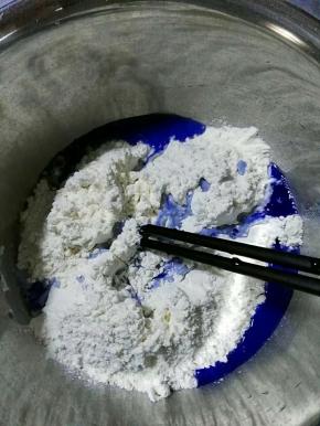 主材料拌匀，和成团。