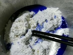 主材料拌匀，和成团。