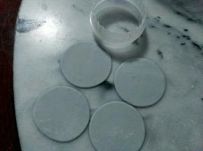 蓝面团静置好后，擀成面片，用饺子模，压出圆形。