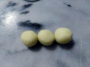 白色面团，一样揉匀到无气孔。分别搓成小圆，多少克，忘了秤了，差不多跟玻璃跳珠一般大小就好了。