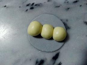 然后白色小圆，要抹上植物油，防止发酵粘一块。
粘在一起，圆形就会不明显，所以这一步省不了。