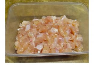 鸡胸肉洗净沥干水分后切粒，用少许盐、糖腌十分钟备用