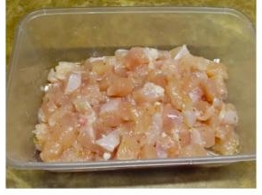 鸡胸肉洗净沥干水分后切粒，用少许盐、糖腌十分钟备用