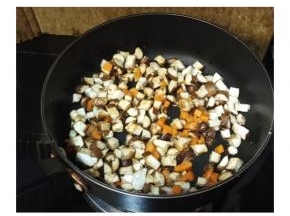 锅里放少许油，先放红萝卜粒炒软再放入鲜菇粒翻炒出水分后加入少许盐、糖调味炒均，最后放入腌好的鸡肉粒炒均，微熟时放入少许蚝油提鲜，炒至熟透即可！