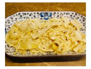 鲜笋泡洗干净，倒入小许油和糖拌匀放入盘里