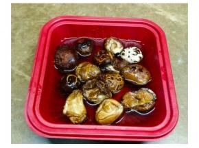 花菇浸软切条，红枣洗净去核切条，鸡洗净斩块